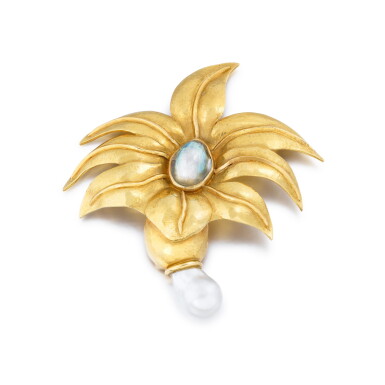 View full screen - View 1 of Lot 261. Cultured pearl and gold brooch | Broche perles de culture et or .