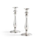 A pair of American silver candlesticks, Jensen, circa 1945 | Paire de flambeaux en argent par Jensen, Etats-Unis, vers 1945