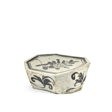 View full screen - View 1 of Lot 62. A painted 'Cizhou' 'floral' pillow, Yuan Dynasty | 元 磁州窰白地黑花八方枕.