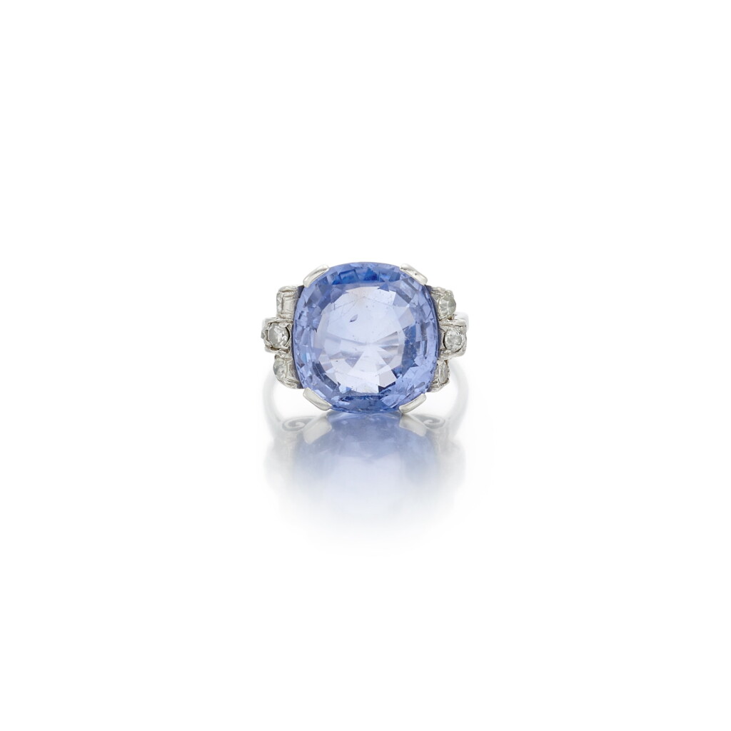 View full screen - View 1 of Lot 35. Sapphire and diamond ring (Anello in zaffiro e diamanti).