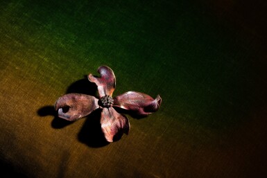 View full screen - View 1 of Lot 13. Broche Fleur, pièce unique.