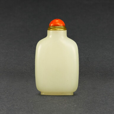 View full screen - View 1 of Lot 607. A WHITE JADE SNUFF BOTTLE QING DYNASTY, 18TH CENTURY | 清十八世紀 白玉鼻煙壺.