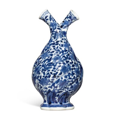 View full screen - View 1 of Lot 919. A blue and white double-neck 'floral' vase, Qing dynasty, Kangxi period | 清康熙 青花纏枝花卉紋雙孔瓶.