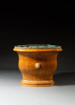 Jardinière en érable moucheté, érable sycomore, filets d'amarante et bronze doré d'époque Restauration, vers 1820-1825, attribuée à Félix Rémond ou François Baudry, provenant de la collection de la Duchesse de Berry au pavillon de Marsan aux Tuileries