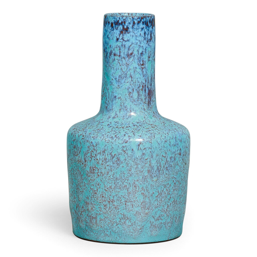 View full screen - View 1 of Lot 37. A RARE ROBIN'S-EGG GLAZED MALLET VASE SEAL MARK AND PERIOD OF YONGZHENG | 清雍正 爐鈞釉紙槌瓶 《雍正年製》款.