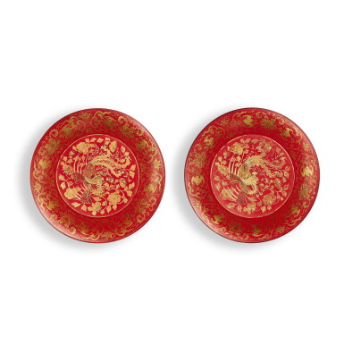 View full screen - View 1 of Lot 3608. A pair of gilt-decorated cinnabar lacquered 'phoenix and peony' dishes, Mark and period of Qianlong | 清乾隆 朱漆描金鳳穿牡丹紋盤一對 《大清乾隆年製》款.