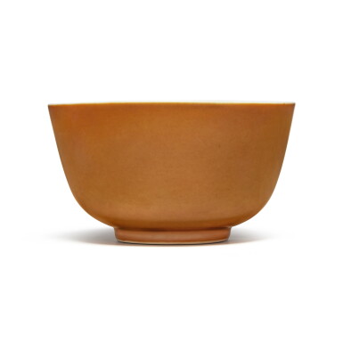 View full screen - View 1 of Lot 1129. A café-au-lait-glazed bowl, Mark and period of Xuantong | 清宣統 紫金釉盌 《大清宣統年製》款.
