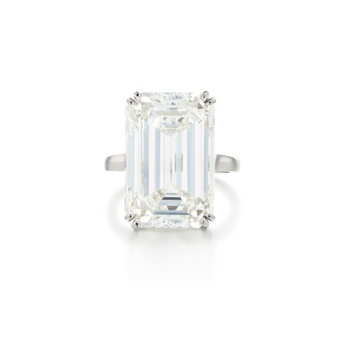 View full screen - View 1 of Lot 152. Diamond ring .