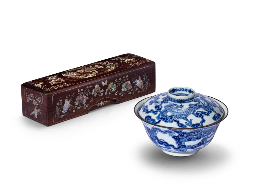 View full screen - View 1 of Lot 101. Bol bleu blanc à décor de dragon et boîte en palissandre à décor floral incrusté Vietnam, XIXE siècle | 越南 十九世紀 青花雲龍紋蓋盌 及 花梨木嵌螺鈿蝶戀花紋長方蓋盒 | A 'bleu de Hué' porcelain bowl and cover and a mother-of-pearl inlaid huali box and cover, Vietnam, 19th century.