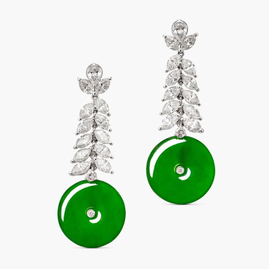View full screen - View 1 of Lot 1246. Pair of Jadeite ‘Huaigu’ and Diamond Pendant Earrings | 天然翡翠「懷古」 配 鑽石 耳墜一對 .