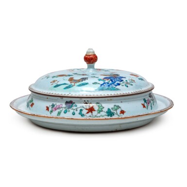 View full screen - View 1 of Lot 181. Unusual Large Chinese Export 'Famille-Rose' Serving Dish and Cover, Qing Dynasty, Qianlong Period, Circa 1770 | 清乾隆 約1770年 粉彩錦鷄花卉紋大蓋盌.