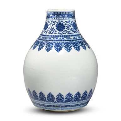 View full screen - View 1 of Lot 32. A blue and white vase, Qing dynasty, Kangxi period.