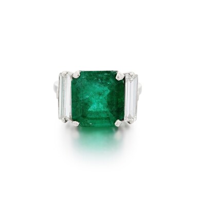 View full screen - View 1 of Lot 79. Bague émeraude et diamants | Emerald and diamond ring.