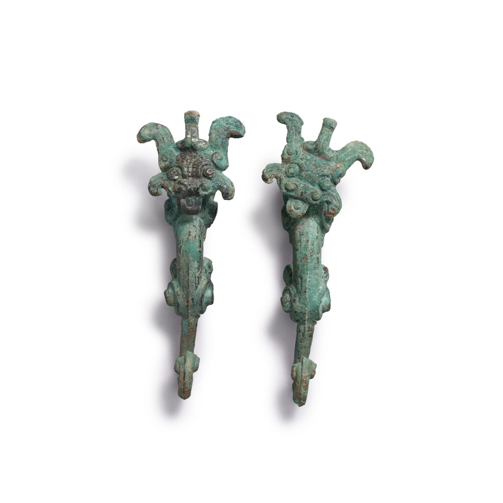 View full screen - View 1 of Lot 724. A pair of bronze dragons, Eastern Zhou dynasty, Spring and Autumn period | 東周春秋 青銅虎一對.