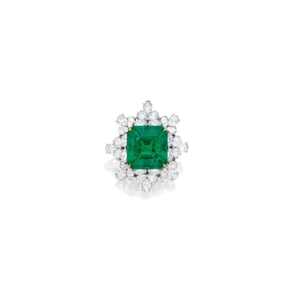 View full screen - View 1 of Lot 524. EMERALD AND DIAMOND PENDANT-BROOCH | 祖母綠配鑽石吊墜 / 別針.