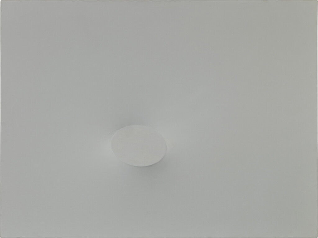 View full screen - View 1 of Lot 17. Un ovale grigio .