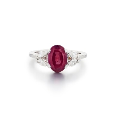 View full screen - View 1 of Lot 233. Bague rubis et diamants | Ruby and diamond ring.