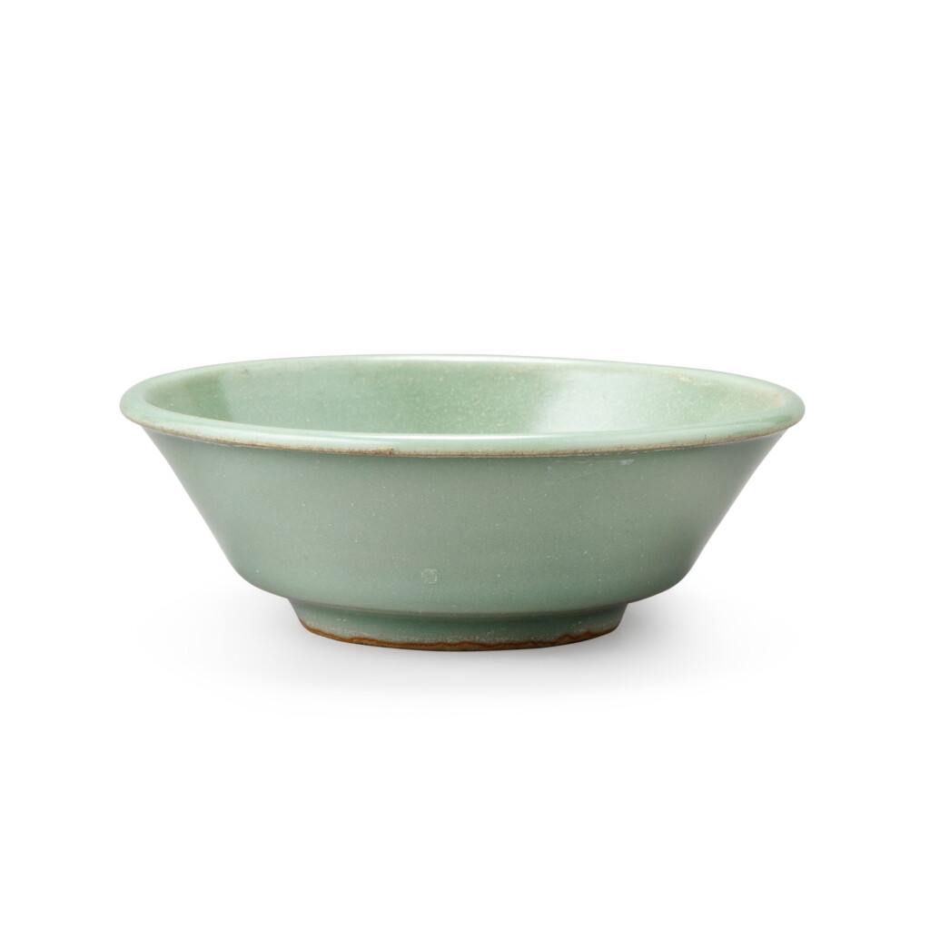 Voir en plein écran - Voir 1 du lot 9. A Longquan celadon washer Song dynasty | 宋 龍泉窰青釉洗.