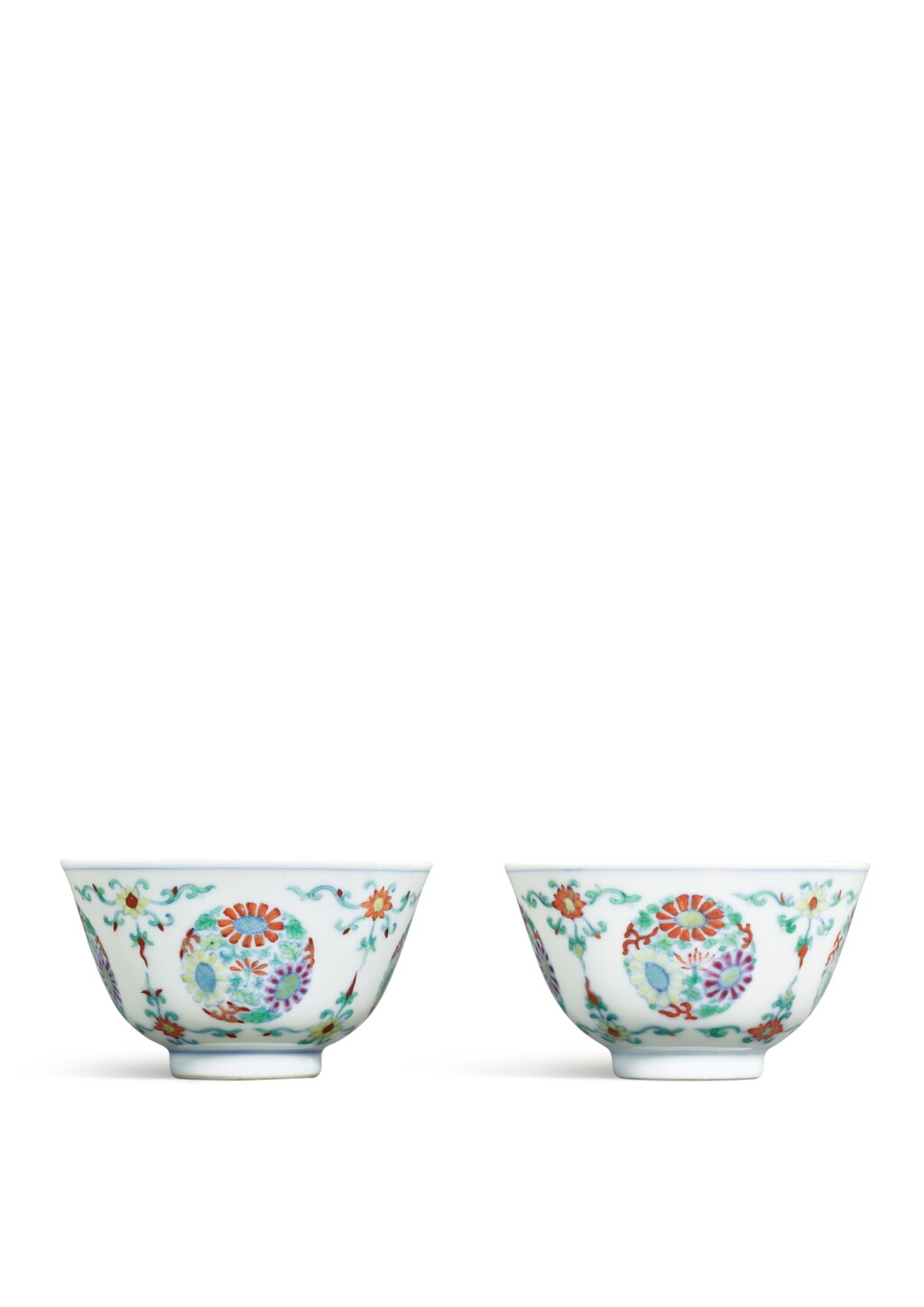 View full screen - View 1 of Lot 3633. A fine pair of doucai 'chrysanthemum' cups, Marks and period of Yongzheng | 清雍正 鬪彩團菊紋盃一對 《大清雍正年製》款.