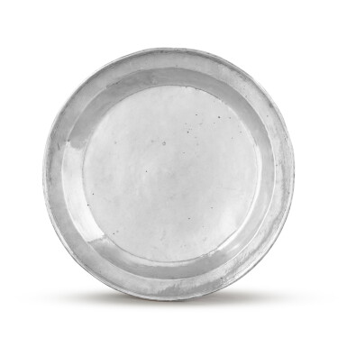 View full screen - View 1 of Lot 292. A South American silver plain circular dish, unmarked, probably 18th century | Plat rond uni en argent, non poinçonné, Amérique du sud, probablement XVIIIe siècle..