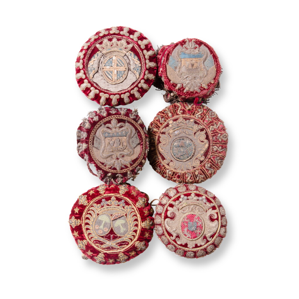 View full screen - View 1 of Lot 10. A set of six Louis XV and Louis game purses in velvet embroidery with gold and silver threads, 18th century | Ensemble de six bourses de jeux en velours et broderie aux fils d’or et d’argent, avec des armoiries d'époque Louis XV et Louis XVI, XVIIIe siècle.