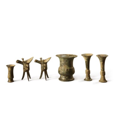 View full screen - View 1 of Lot 14. An important and rare set of archaic bronze ritual vessels, Early Western Zhou dynasty | 西周初 否叔尊、觚、爵及觶一組六件.
