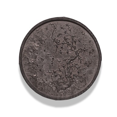 View full screen - View 1 of Lot 274. An inscribed circular 'magpie and prunus' ink cake, Ming dynasty, dated Tianqi first year, corresponding to 1621 | 明天啓元年(1621年) 百爵圖墨.