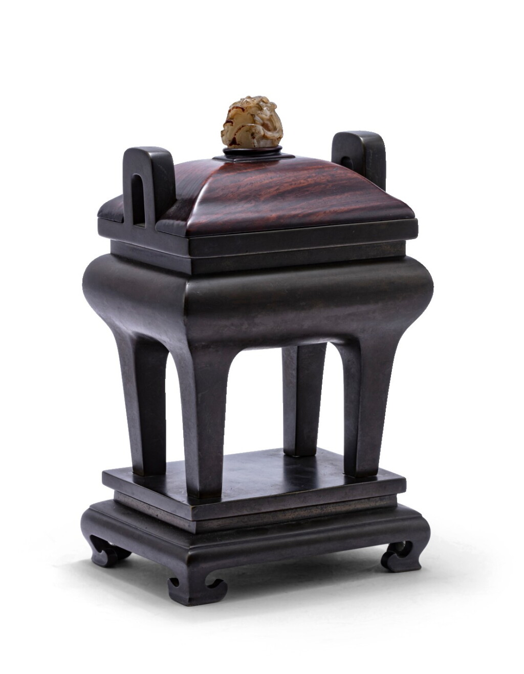 View full screen - View 1 of Lot 77. Brûle-parfum couvert rectangulaire archaïsant en bronze patiné, fangding Dynastie Qing, XVIIIE siècle | 清十八世紀 銅沖天耳方鼎式蓋爐連座 《宣德年製》仿款 | An archaistic bronze incense burner and cover, fangding, Qing Dynasty, 18th century.