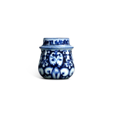 View full screen - View 1 of Lot 3333. A blue and white 'floral' bird feeder, Qing dynasty, Kangxi period | 清康熙 青花纏枝花卉紋軸頭罐 《大明宣德年製》仿款.