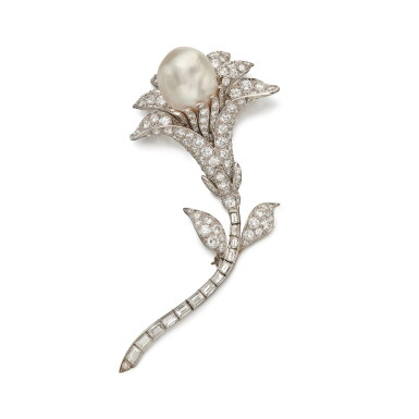 View full screen - View 1 of Lot 5. Van Cleef & Arpels | Cultured Pearl and Diamond Clip-Brooch 梵克雅寶 養殖珍珠配鑽石別針.