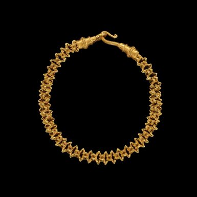 View full screen - View 1 of Lot 1011. A gold ‘floral’ bracelet with an ornate hoop Khmer, 10th - 12th century | 高棉 十至十二世紀 金花環手鏈.