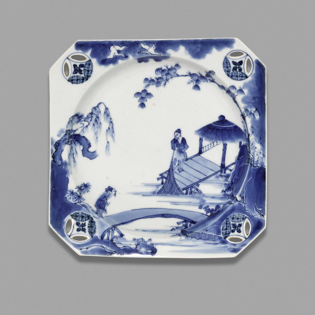 View full screen - View 1 of Lot 35. A Kakiemon style shallow dish | Edo period, late 17th century .