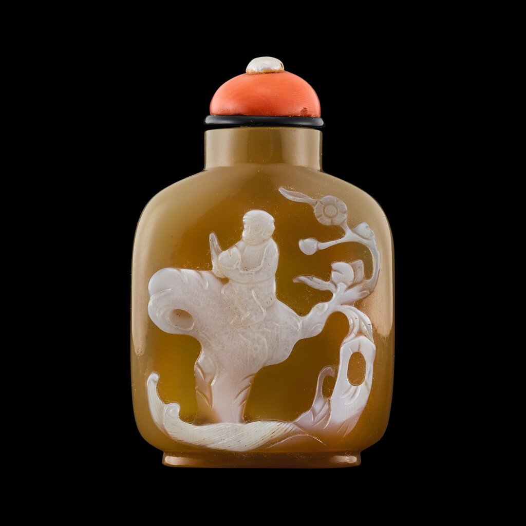 View full screen - View 1 of Lot 1100. A carved cameo agate 'monkey' snuff bottle, Modern | 現代 瑪瑙巧雕靈猴獻壽圖鼻煙壺.