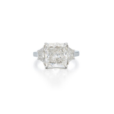 View full screen - View 1 of Lot 487. Diamond Ring.