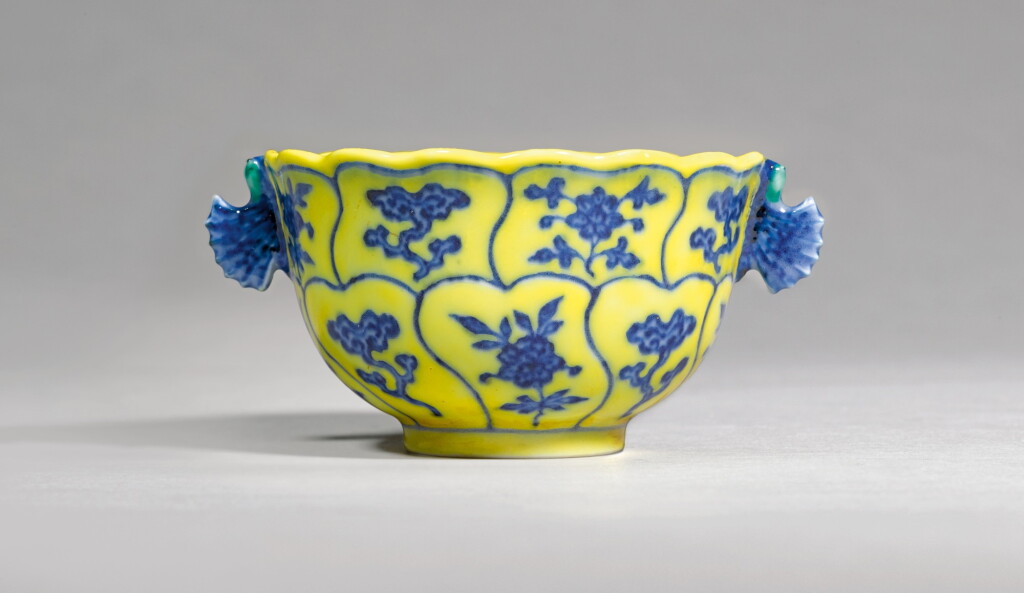 全螢幕檢視 - 查看1 A RARE YELLOW-GROUND BLUE AND WHITE HANDLED CUP, YONGZHENG MARK AND PERIOD | 清雍正 黄地青花仙芝花卉紋雙耳盃 《大清雍正年製》款的1