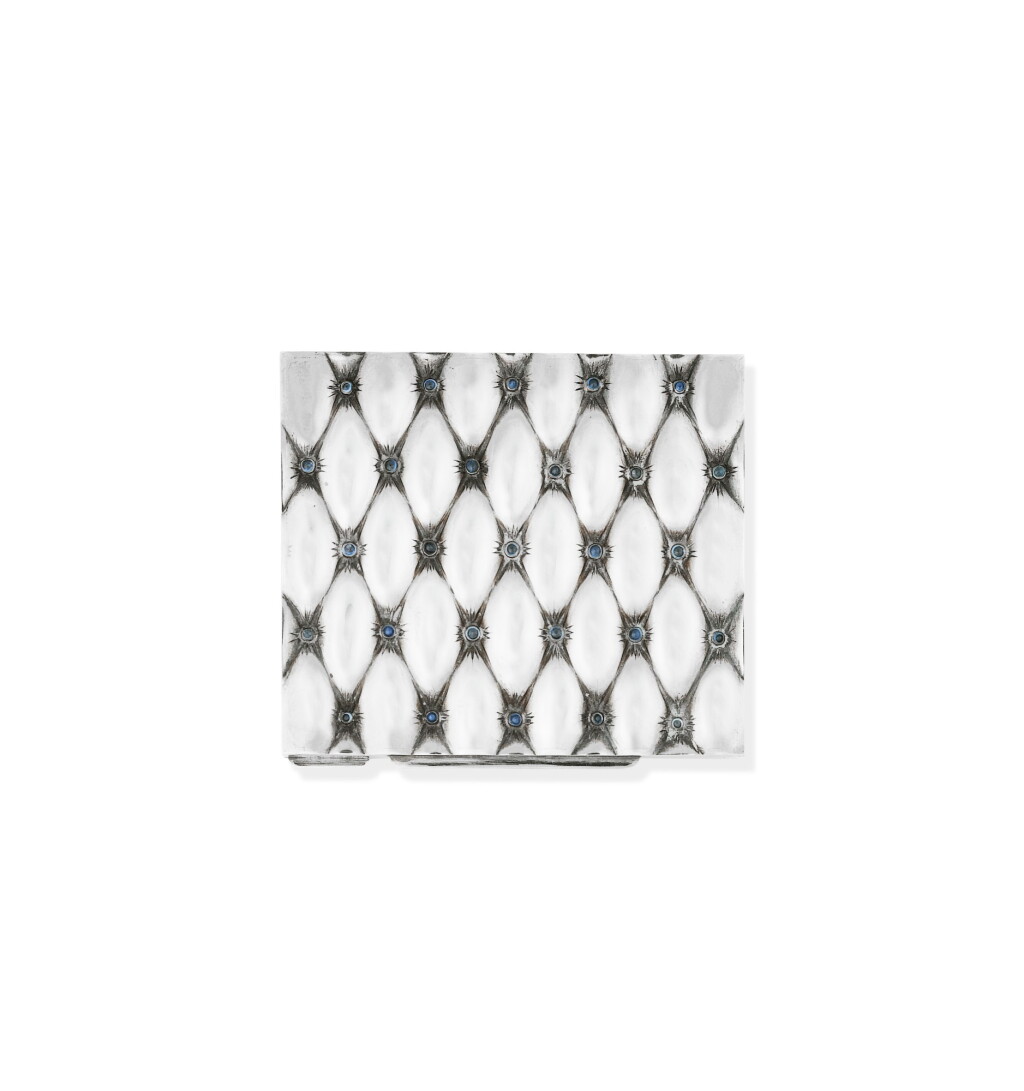 View full screen - View 1 of Lot 64. Poudrier vermeil et saphirs | Silver-gilt and sapphire powder compact.
