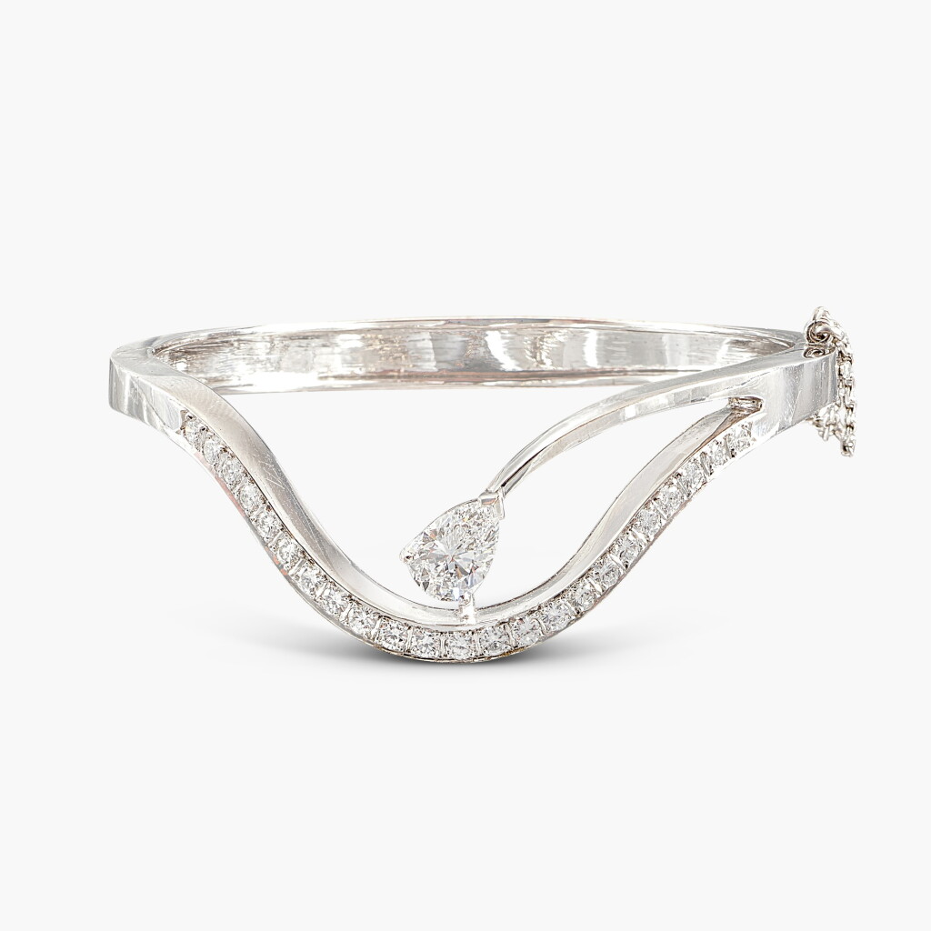 View full screen - View 1 of Lot 1387. Diamond Bangle | 鑽石 手鐲.