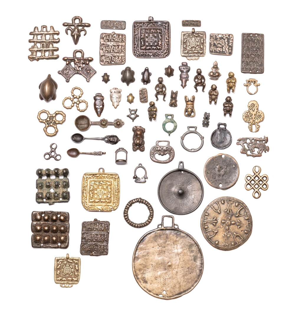 View full screen - View 1 of Lot 39. A study collection of fifty-eight ornaments, Thokcha, Tibet and other Himalayan regions, 11th - 14th century | 西藏及喜馬拉雅其他地區 十一至十四世紀 托查一組五十八件.