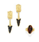 BAGUE INTAILLE CORNALINE ET PAIRE DE PENDANTS D'OREILLE OR | CARNELIAN INTAGLIO RING AND A PAIR OF GOLD EARRINGS
