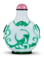 A green overlay white glass 'bats' snuff bottle Qing dynasty, 18th – 19th century | 清十八至十九世紀 涅白地套綠料多福圖鼻煙壺