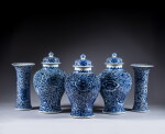 Garniture de cinq vases en porcelaine bleu blanc, Dynastie Qing, XIXe siècle