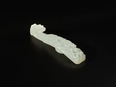 View full screen - View 1 of Lot 289. A celadon jade 'chilong and phoenix' belt hook, Qing dynasty, 18th century | 清十八世紀 青玉龍鳳紋帶鉤.