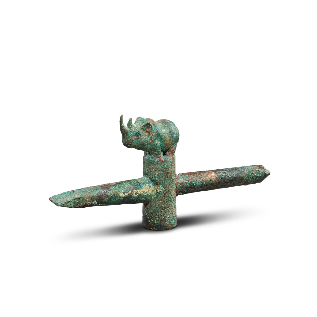 Voir en plein écran - Voir 1 du lot 1044. A bronze 'rhinoceros' staff finial, Eastern Zhou dynasty, Warring States period | 東周戰國 青銅犀牛鈕杖首.