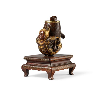 View full screen - View 1 of Lot 626. A Small Bronze Figural Censer and Cover (Koro), signed Miyao, Meiji Period, Late 19th Century | 宮尾銅製香炉 太鼓を持つ曲芸人、宮尾造印、明治時代、19世紀後期 | 日本 明治 十九世紀末 宮尾銅局部鎏金人物形小香爐.