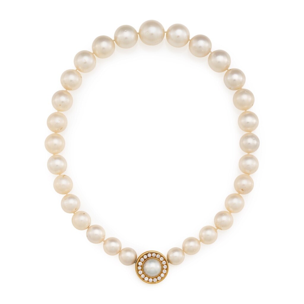 View full screen - View 1 of Lot 34. Pearl necklace.