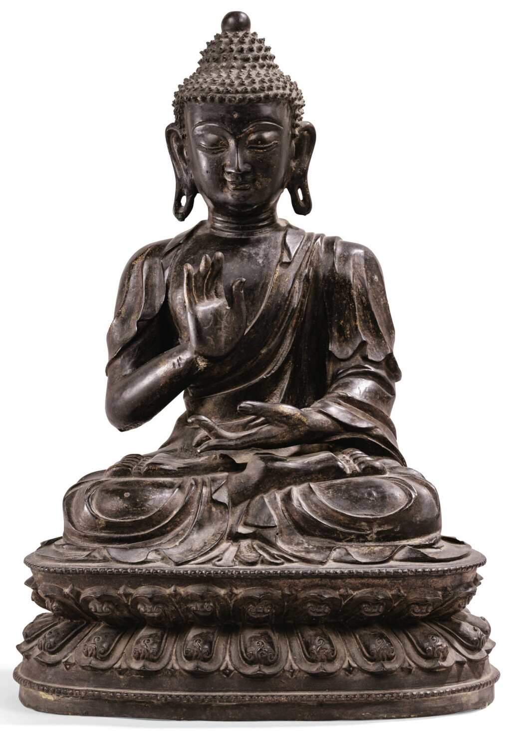 View full screen - View 1 of Lot 144. GRANDE ET RARE STATUETTE DE BOUDDHA EN BRONZE DYNASTIE MING, XVIE SIÈCLE | 明十六世紀 鎏金銅佛坐像 | A large and rare bronze figure of Buddha, Ming Dynasty, 16th century .