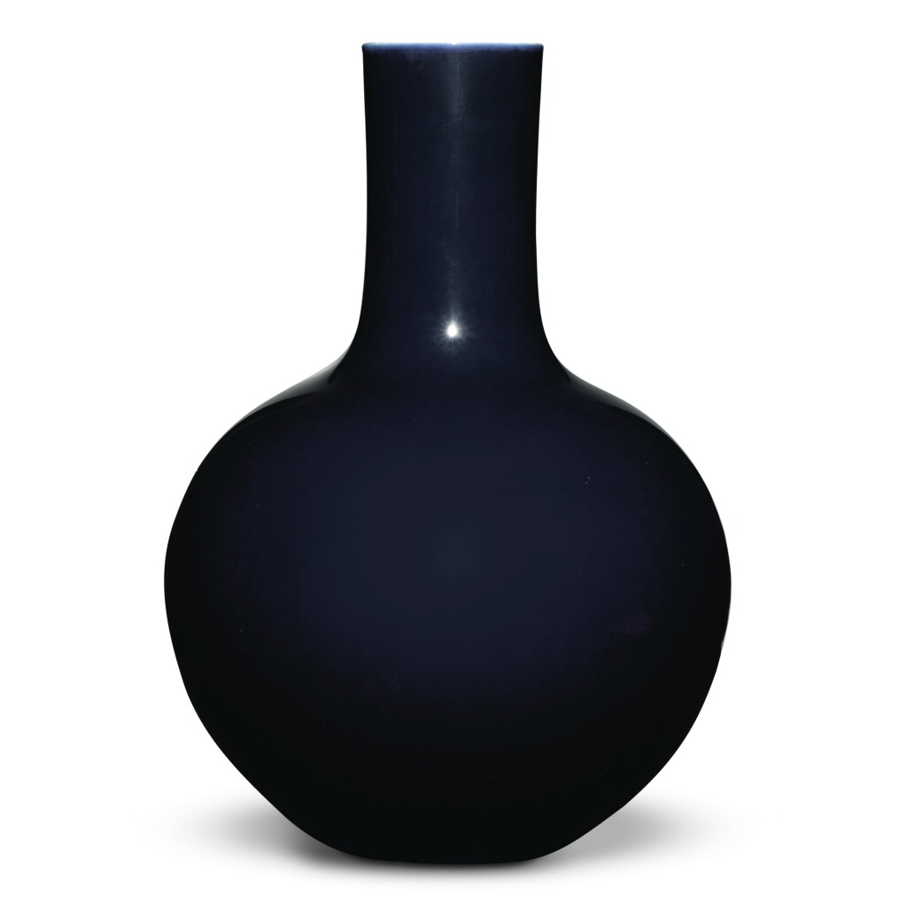 View full screen - View 1 of Lot 149. A large dark-blue-glazed vase, tianqiuping, Qianlong seal mark and period | 清乾隆 藍釉天球瓶 《大清乾隆年製》款.