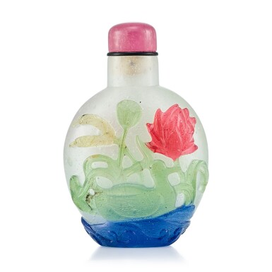 View full screen - View 1 of Lot 3039. A Four-Colour Overlay Glass 'Mandarin Ducks' Snuff Bottle Qing Dynasty, 18th Century | 清十八世紀 雪霏地套四色彩料荷塘鴛鴦鼻煙壺.