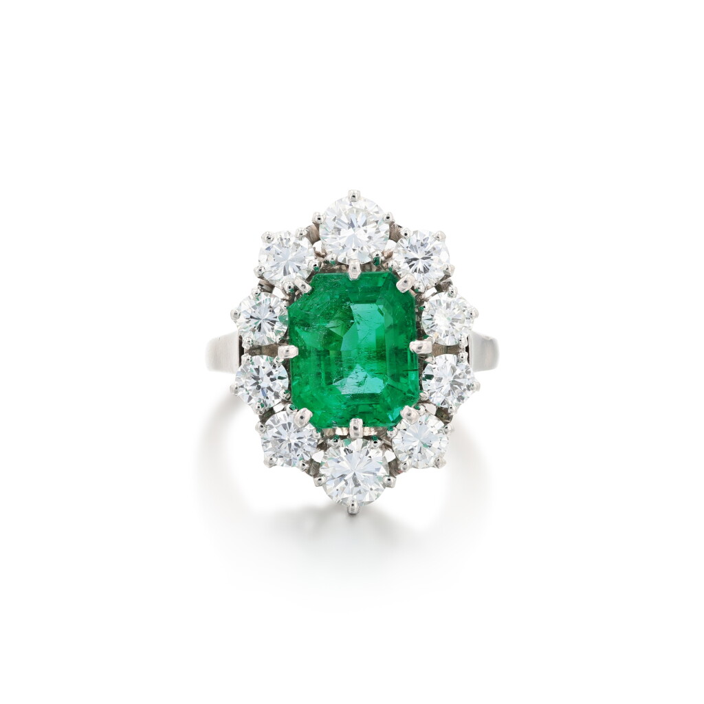 View full screen - View 1 of Lot 182. Bague émeraude et diamants | Emerald and diamond ring.