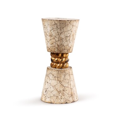 View full screen - View 1 of Lot 37. An eggshell inlaid hand drum-shaped spear scabbard, yari saya Japan, Edo period | Fourreau de lance en forme de tambour avec incrustation de coquille d'oeuf, yari-saya, Japon, époque Edo.